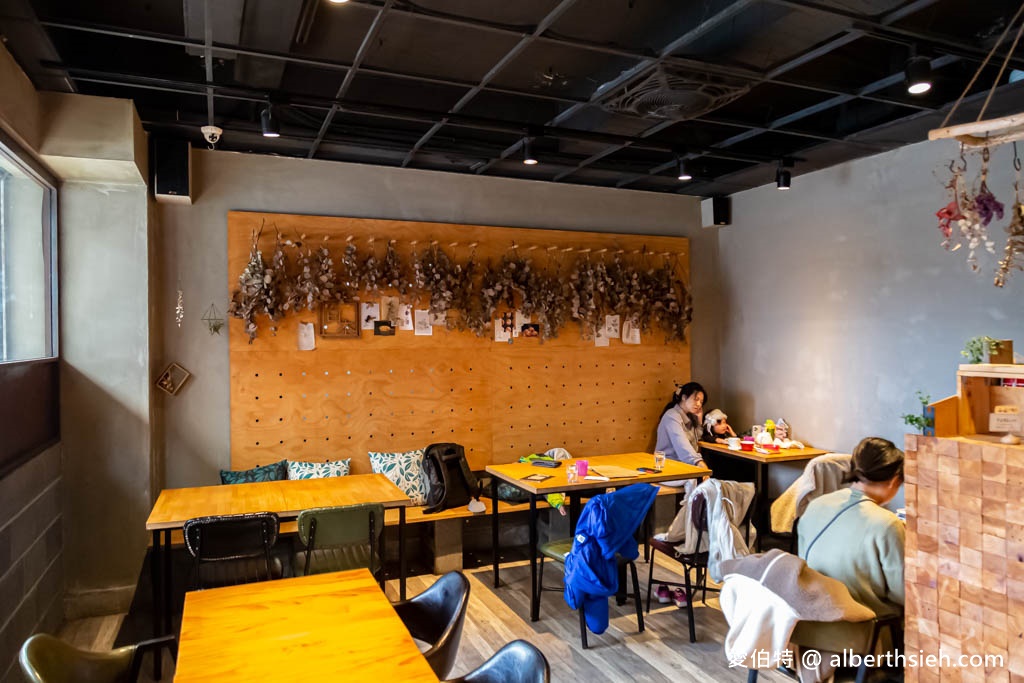 楊梅白木咖啡（充滿綠意放鬆氛圍的咖啡廳，餐點也好吃） @愛伯特