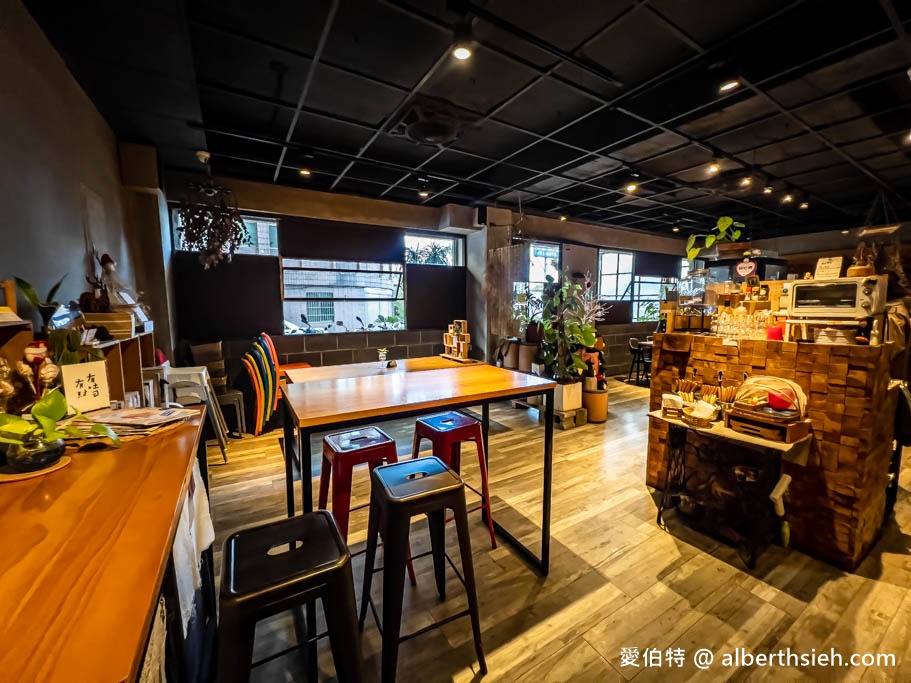 楊梅白木咖啡（充滿綠意放鬆氛圍的咖啡廳，餐點也好吃） @愛伯特